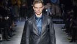 الأزرق والأسود يطغيان على أزياء جورجيو أرماني في أسبوع الموضة بميلانو