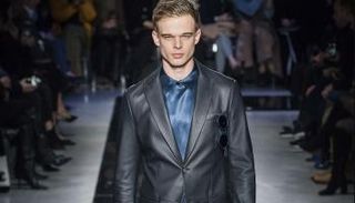 عرض أزياء جورجيو أرماني في أسبوع الموضة بميلانو 