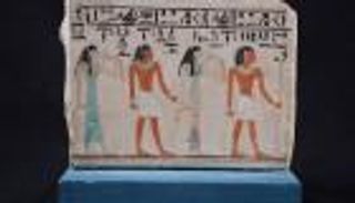 عرض لوحة جنائزية تجاور قناعا ذهبيا لأول مرة في المتحف المصري