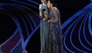 دومي شي وبيكي نيمان تتسلمان جائزة الفيلم - رويترز