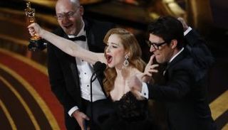 فريق عمل الفيلم يتسلم الجائزة - رويترز