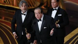 فريق العمل يتسلم الجائزة - رويترز