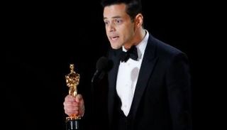 رامي مالك يتحدث عقب تسلمه الجائزة - رويترز