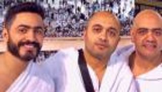 بالصور.. تامر حسني يؤدي مناسك العمرة.. ويستعد لحفل جديد في السعودية