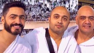 تامر حسني يؤدي مناسك العمرة بعد حفله بالسعودية