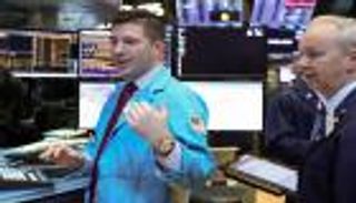 وول ستريت تفتح مرتفعة بعد تأجيل ترامب فرض رسوم جمركية