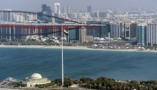 عروضا جوية لـ"فرسان الإمارات" على كورنيش أبوظبي