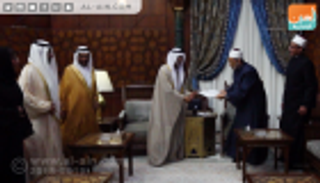 بالصور.. وزير التسامح الإماراتي يكرم شيخ الأزهر الشريف