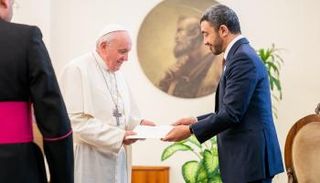 الشيخ عبدالله بن زايد آل نهيان يسلم رسالة خطية من الشيخ محمد بن زايد آل نهيان لقداسة البابا فرنسيس