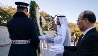 الشيخ محمد بن زايد يزور النصب التذكاري في 