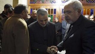 ظريف يصافح قاسم سليماني - أرشيفية