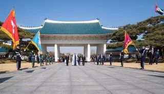 الشيخ محمد بن زايد آل نهيان خلال زيارته إلى كوريا الجنوبية