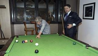 تيريزا ماي تحاول تعلم البلياردو