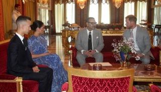 الأمير هاري وزوجته مع العاهل المغربي