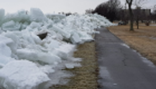 بالفيديو.. "تسونامي" جليدي يزحف على شاطئ بحيرة كندية