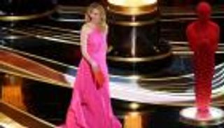 بالصور.. نجمات يتألقن بفساتين من توقيع مصممين عرب في الأوسكار 