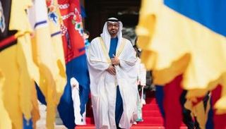 الشيخ محمد بن زايد آل نهيان لدى استقباله من الرئيس الكوري الجنوبي بالبيت الأزرق