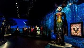 مونتريال تستضيف أول معرض يستعيد مسيرة المصمم تييري موجلر