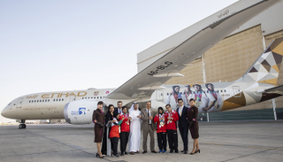 صور لاعبين إماراتيين مشاركين بالأولمبياد الخاص تزين طائرة لـ"الاتحاد"