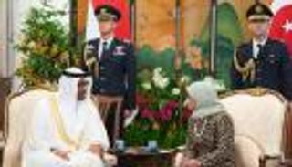 محمد بن زايد يصل إلى سنغافورة وحليمة يعقوب في مقدمة مستقبليه