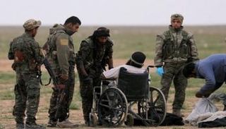 عناصر من سوريا الديمقراطية في الباغوز