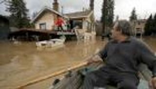 بالصور.. فيضان يغرق 2000 مبنى شمال كاليفورنيا