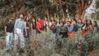 "العودة إلى ملابس السبعينيات".. طريقة احتفال طلاب جامعة مصرية بتخرجهم