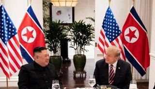 ترامب وكيم خلال قمتهما في هانوي