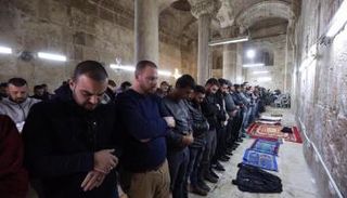 نتنياهو يلمح لإعادة إغلاق مصلى باب الرحمة الذي افتتح الجمعة الماضي