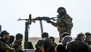 أحد مقاتلي قوات سوريا الديمقراطية 