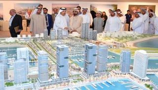 الشيخ محمد بن راشد آل مكتوم خلال زيارته للمعرض