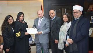 المحامية هيا بنورة تزاول مهنتها أمام القضاء الشرعي الإسلامي الفلسطيني