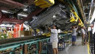 خط إنتاج داخل مصنع سيارات في ولاية ميشيجان الأمريكية