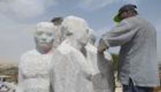 بالصور.. 4 فنانين عالميين في سمبوزيوم أسوان الدولي للنحت