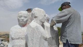 إحدى القطع الفنية في السمبوزيوم