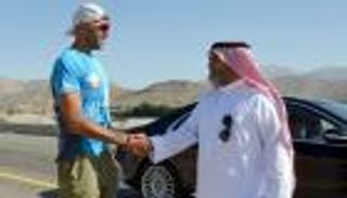 بالصور.. رحالة إماراتي يمشي شهرا كاملا من أبوظبي إلى مكة