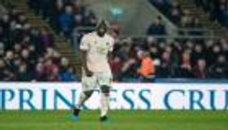 نجم مانشستر يونايتد السابق يشبه لوكاكو بقادة برشلونة