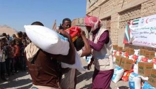 الهلال الأحمر الإماراتي يوزع مساعدات غذائية لأهالي حضرموت - أرشيفية