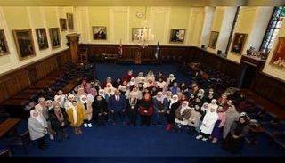 الطالبات المشاركات في برنامج التعددية الثقافية ومهارات القيادة-أرشيفية