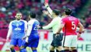 بطاقة حمراء تحرم الهلال السعودي من الدوسري أمام العين