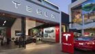 خطوة جريئة.. تسلا تتخلى عن صالات العرض وتبيع سياراتها على الإنترنت