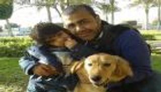 امرأة مصرية تنقِذ طفلا من أنياب كلبيْن سائبيْن وتحميه بجسدها