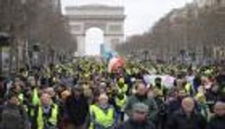 "السترات الصفراء" تتوعد ماكرون بعصيان جديد ومسيرات سوداء