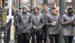 بالصور.. الأجواء العاصفة لا تمنع ليفربول من التنزه قبل الديربي