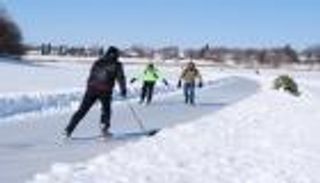 بالصور.. أطول حلبة تزلج طبيعية بالعالم.. نهر متجمد في كندا