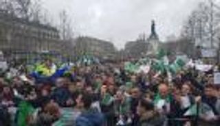 بالصور.. جزائريون يتظاهرون في باريس ضد ترشح بوتفليقة