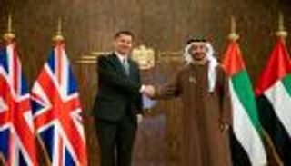 عبدالله بن زايد ووزير الخارجية البريطاني يبحثان علاقات التعاون المشترك