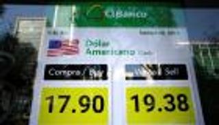 صعود الدولار مع انحسار تقلبات شراء العملات