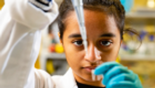 الإماراتية علياء المنصوري تنضم لجامعة نيويورك أبوظبي كزميلة بحث علمي