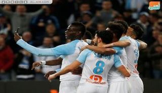 بالوتيلي يلتقط السيلفي مع زملائه